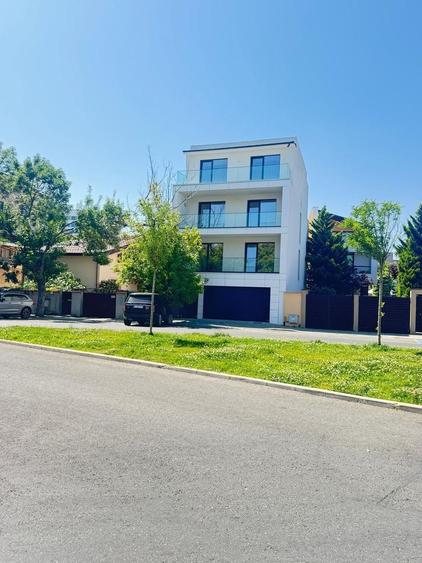 Casă individuală cu 9 camere cu Canalizare în P-ța Muncii