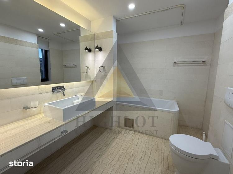Casă cu 10 camere cu Teren 755 Mp în Nord
