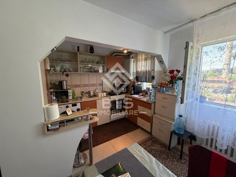 Apartament cu 3 camere semidecomandat în Decebal