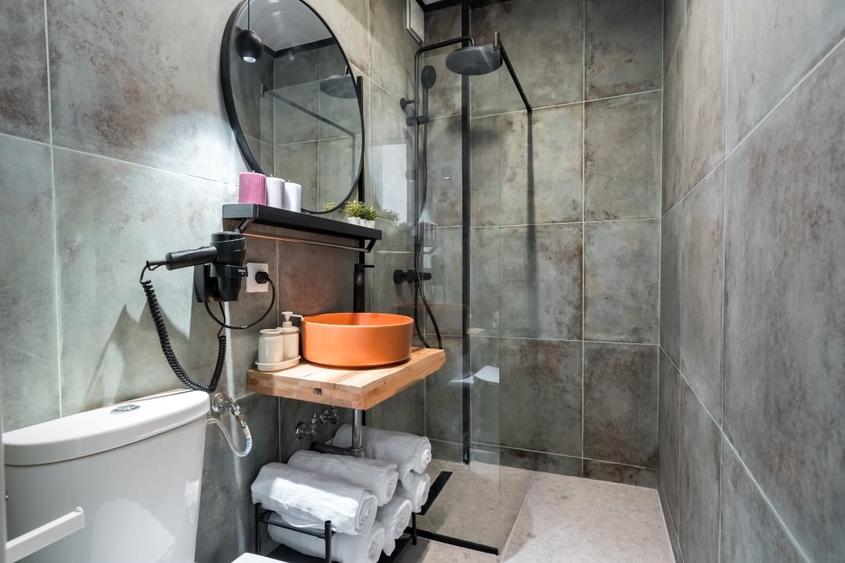 Apartament cu 2 camere semidecomandat, mobilat în Unirii