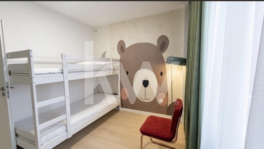 Apartament cu 4 camere decomandat, mobilat în Tractorul