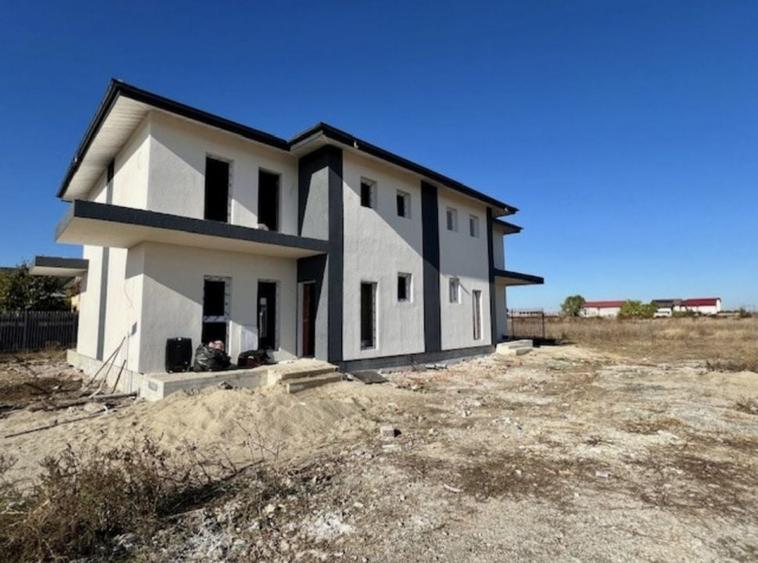 Duplex cu 4 camere cu Canalizare în Domnești