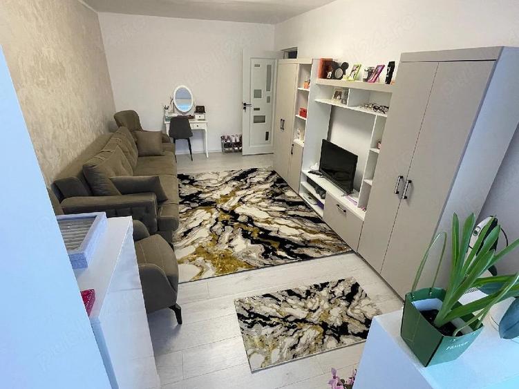 Apartament cu 3 camere decomandat în Horia