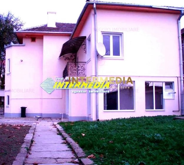 Casă individuală cu 6 camere cu Canalizare în Central