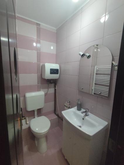 Apartament cu 3 camere semidecomandat, mobilat în Tractorul