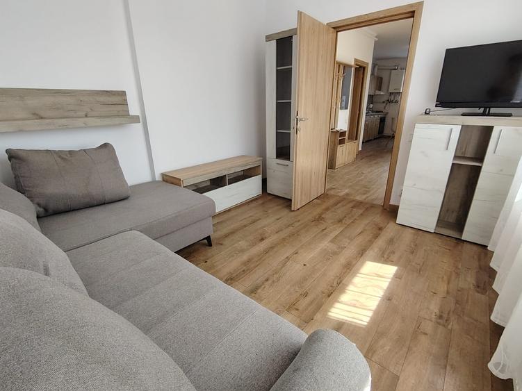 Apartament cu 3 camere semidecomandat în Florești