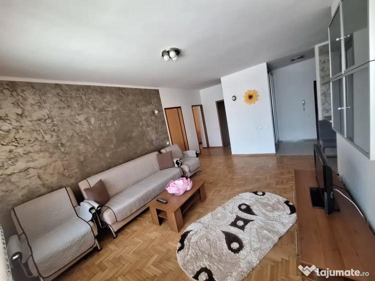 Apartament cu 3 camere semidecomandat în Central