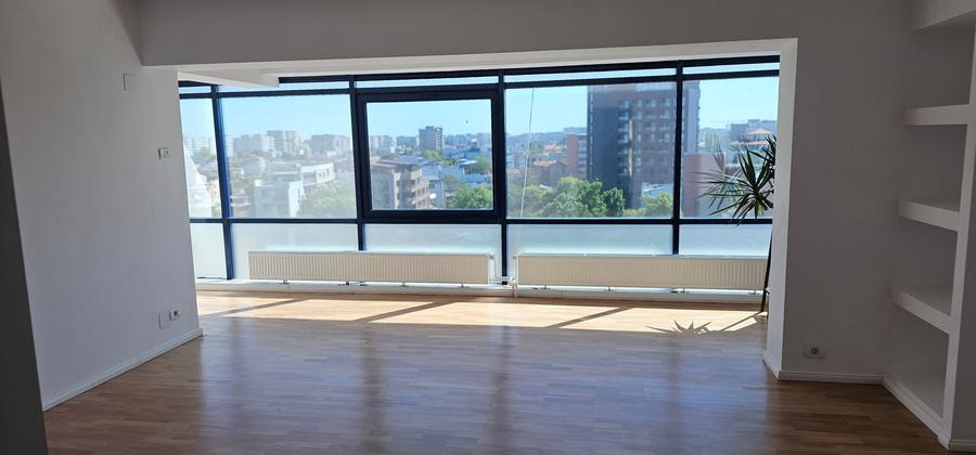 Apartament cu 5 camere decomandat în Polonă
