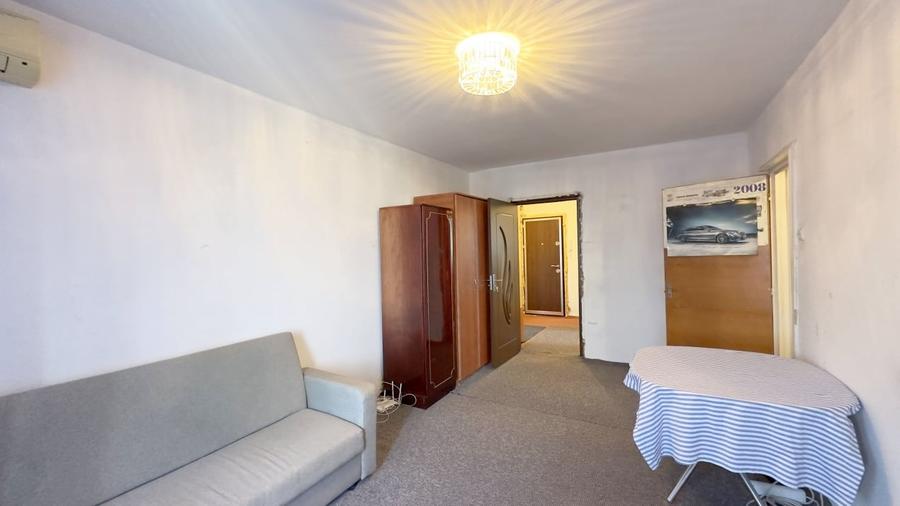Apartament cu 3 camere semidecomandat în Rahova