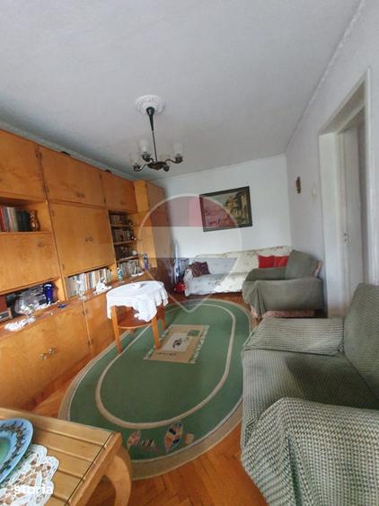 Apartament cu 4 camere decomandat în Sud