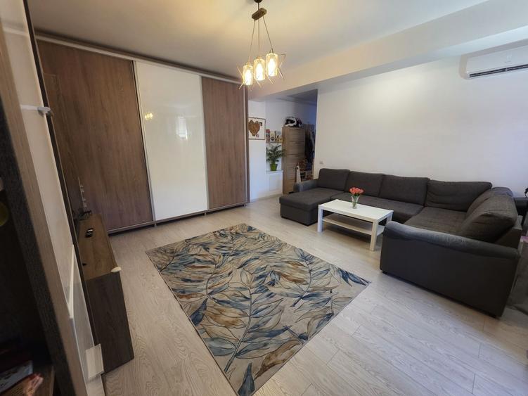 Apartament cu 3 camere decomandat în Roșu