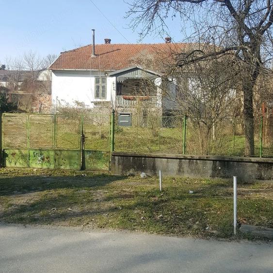 Casă cu Teren 1900 Mp în Central