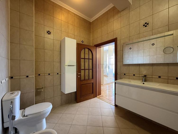 Casă individuală cu 9 camere cu Teren 1000 Mp în Central