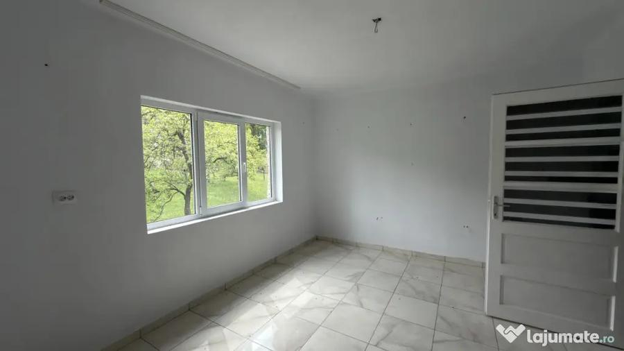 Casă cu 3 camere cu Teren 2200 Mp în Central