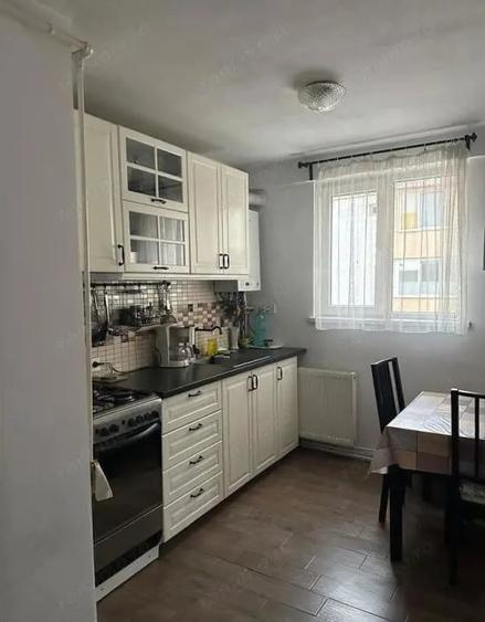 Apartament cu 3 camere semidecomandat în Astra