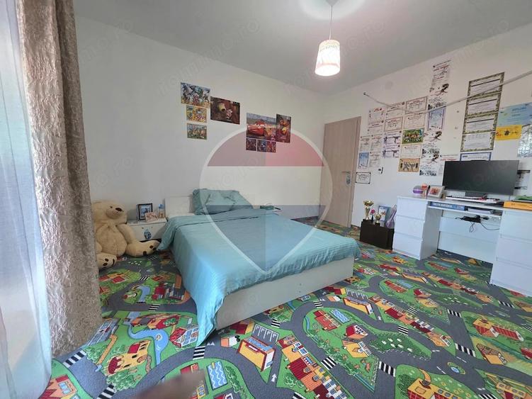 Casă cu Teren 689 Mp în Est