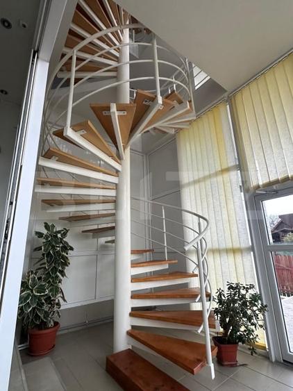 Casă individuală cu 7 camere cu Canalizare în Moieciu de Jos