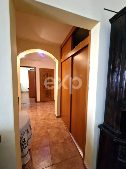 Apartament cu 3 camere semidecomandat, mobilat în Micro 12