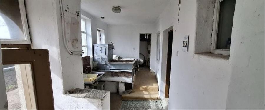 Casă cu 3 camere cu Teren 1600 Mp în Central