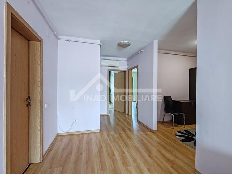 Apartament cu 3 camere semidecomandat, mobilat în Central