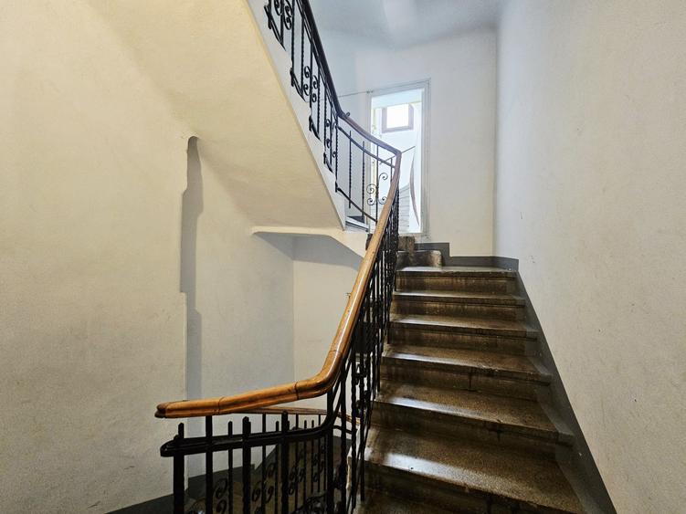Apartament cu 3 camere semidecomandat în Dorobanți