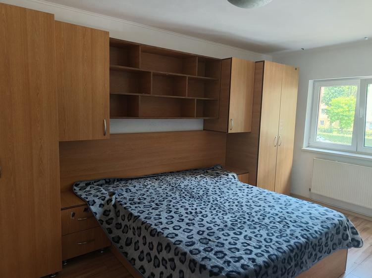 Apartament cu 2 camere decomandat în Tractorul