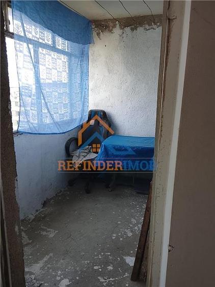 Apartament cu 4 camere semidecomandat în Rahova