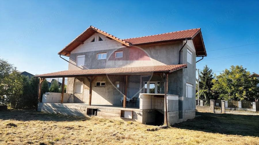 Casă cu 6 camere cu Teren 812 Mp în Cornești