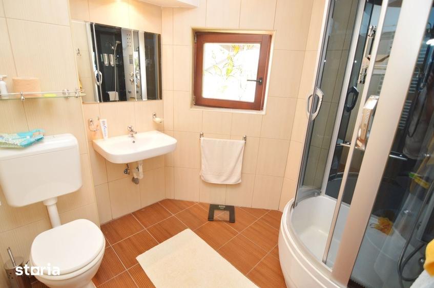 Casă cu 6 camere cu Teren 1081 Mp în Central