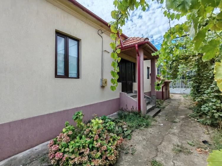Casă cu 3 camere cu Teren 400 Mp în Central