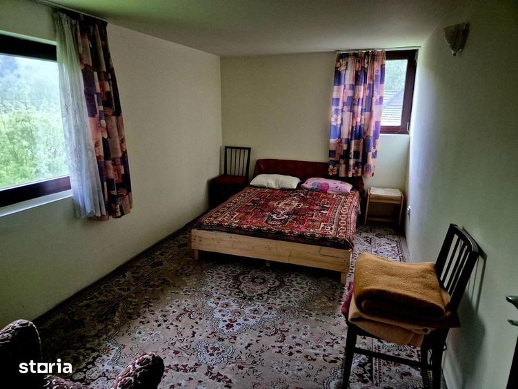 Casă cu 5 camere cu Teren 3908 Mp în Central