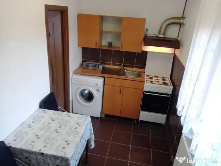 Apartament cu 3 camere semidecomandat în Victoriei