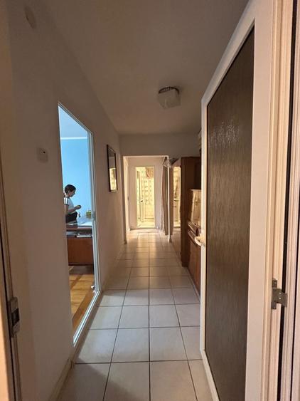 Apartament cu 3 camere semidecomandat, mobilat în Micro 16