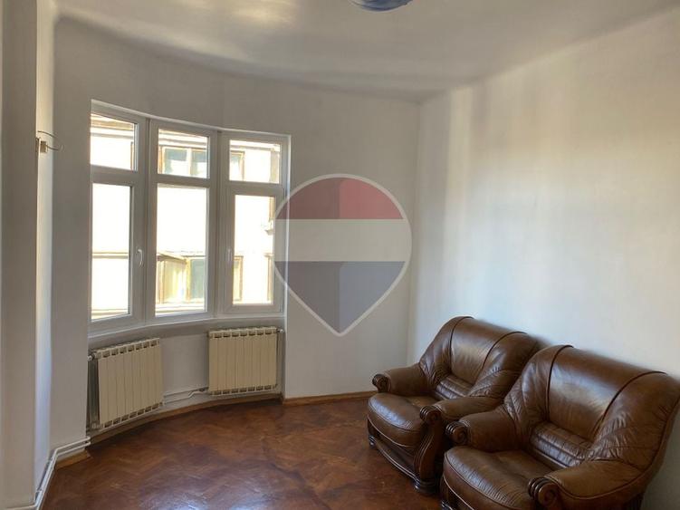 Apartament cu 3 camere decomandat în Periferie
