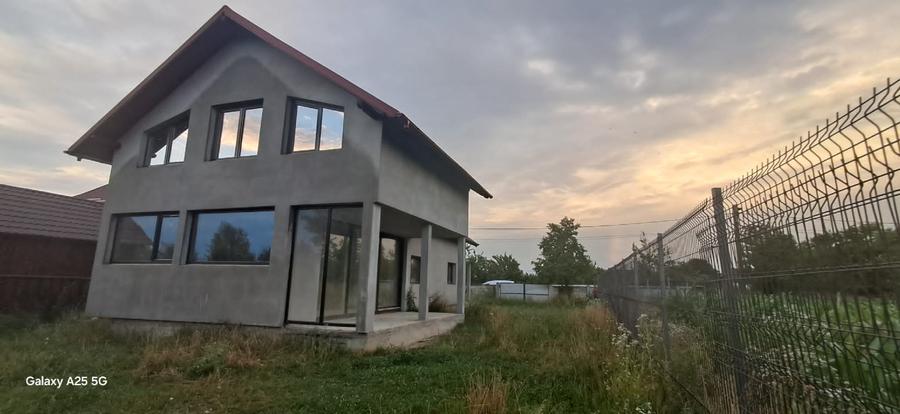 Casă individuală cu 5 camere cu Teren 880 Mp în Sasca Mare