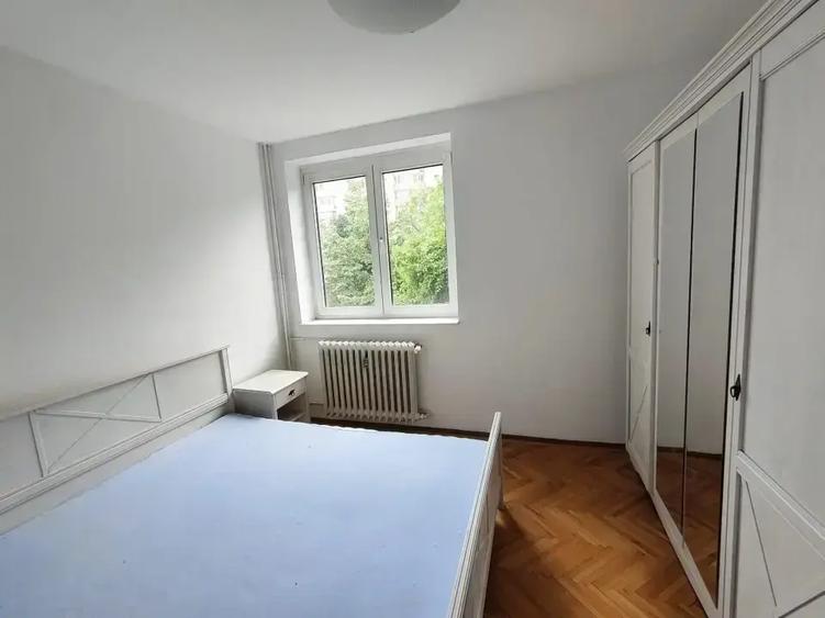 Apartament cu 3 camere semidecomandat, mobilat în Dristor
