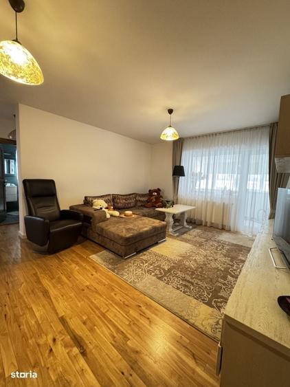 Apartament cu 3 camere semidecomandat în Florești