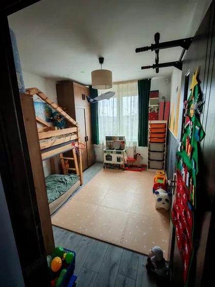 Apartament cu 3 camere decomandat în Astra