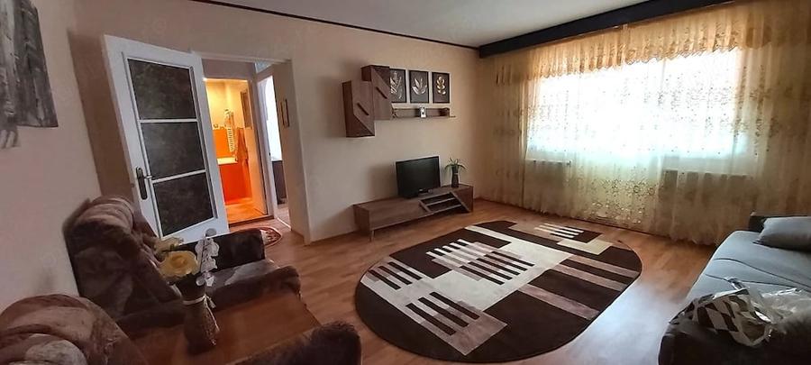 Apartament cu 3 camere semidecomandat în Central