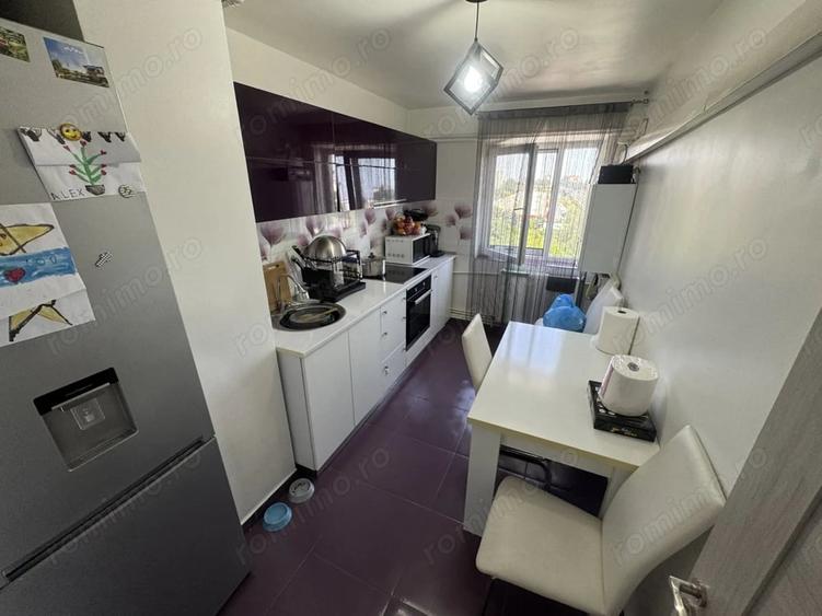 Apartament cu 3 camere decomandat în Km 4