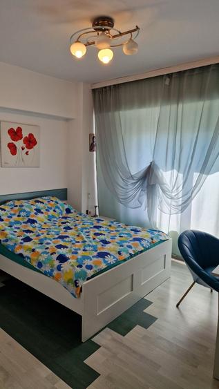 Apartament cu 3 camere decomandat, mobilat în Exterior Vest
