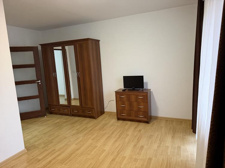 Apartament cu 3 camere decomandat, mobilat în Vasile Aaron