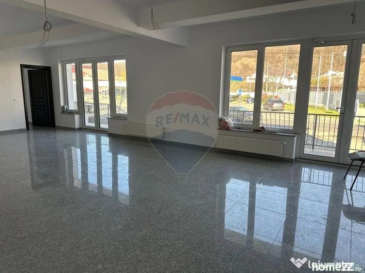 Spațiu comercial, de 690 mp, în Bistrița