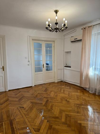 Apartament cu 3 camere semidecomandat în Cotroceni