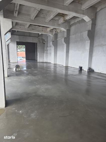 Spațiu comercial, de 360 mp, în Poiana
