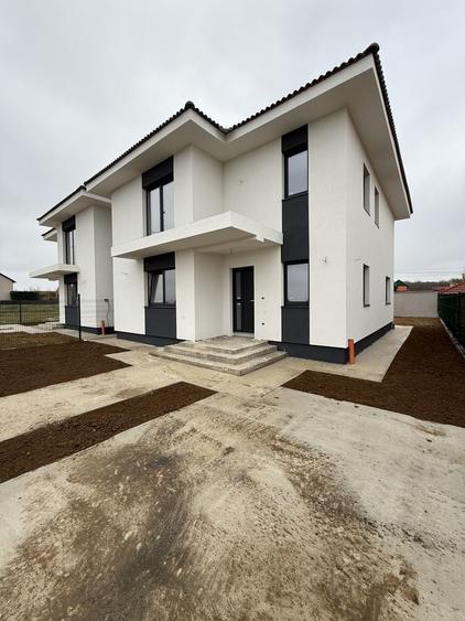 Casă cu 4 camere în Sânmartin