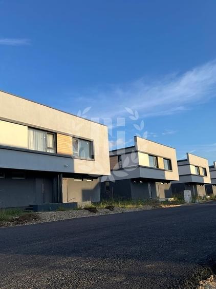 Casă cu 4 camere în Balotești