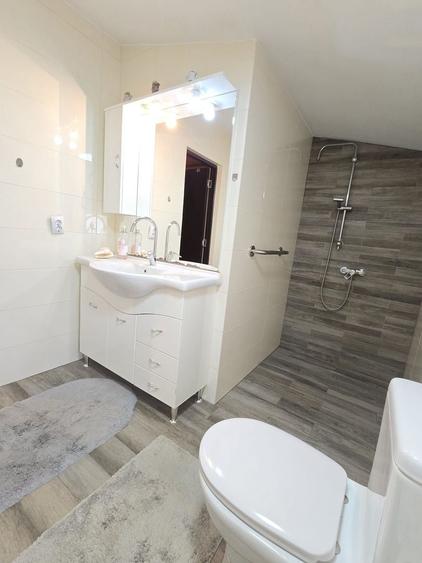 Casă individuală cu 6 camere cu Canalizare în Central