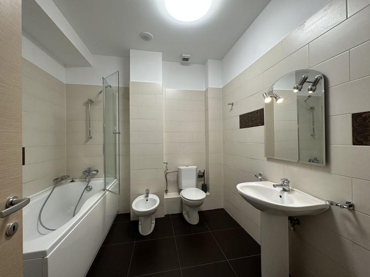 Apartament cu 4 camere semidecomandat în Herăstrău