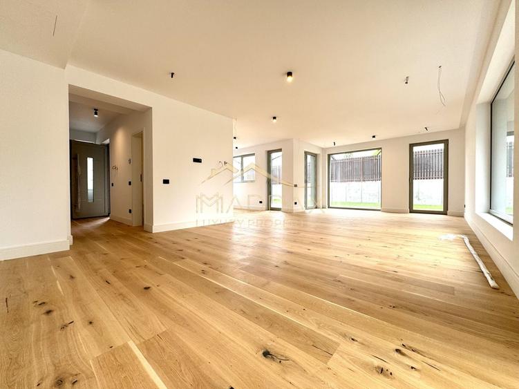 Duplex cu 6 camere cu Canalizare în Iancu Nicolae